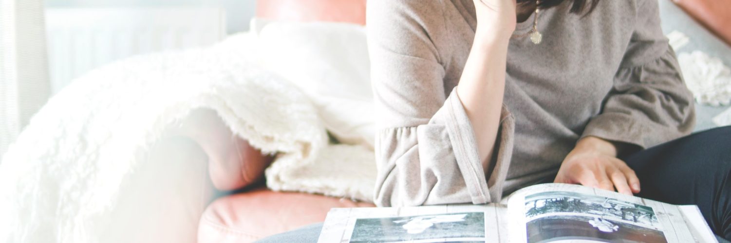 adult-album-casual-895228 Fotoalbum digitaliseren